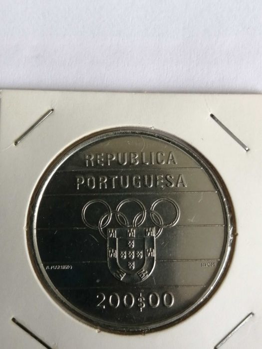 Moedas de 200 e 250 escudos, belas
