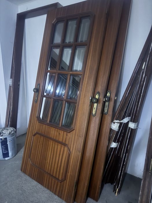 Portas de interior com aros e ferragens