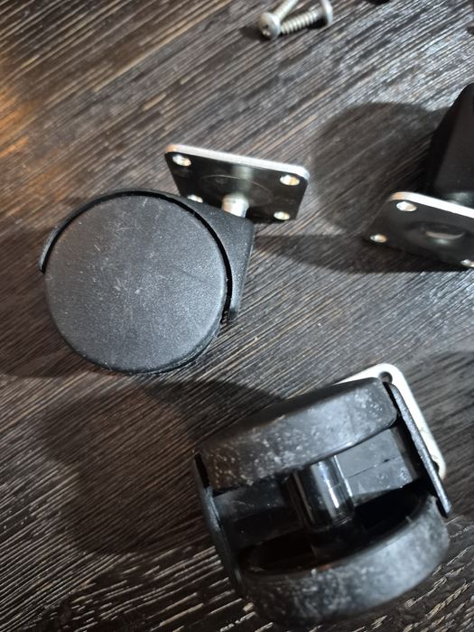 Kółka obrotowe plastikowe.