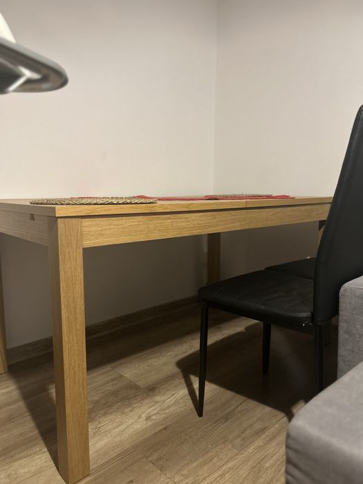 Stół z krzesłami na sprzedaż