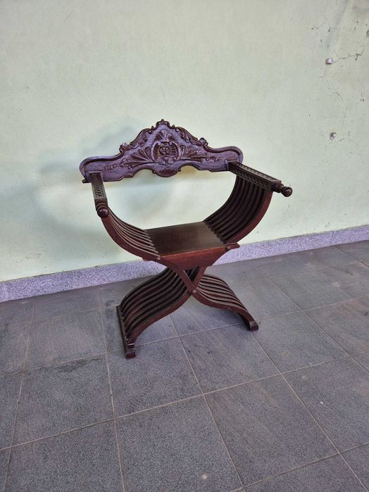 Cadeira Savonarola trabalhada à mão com várias décadas