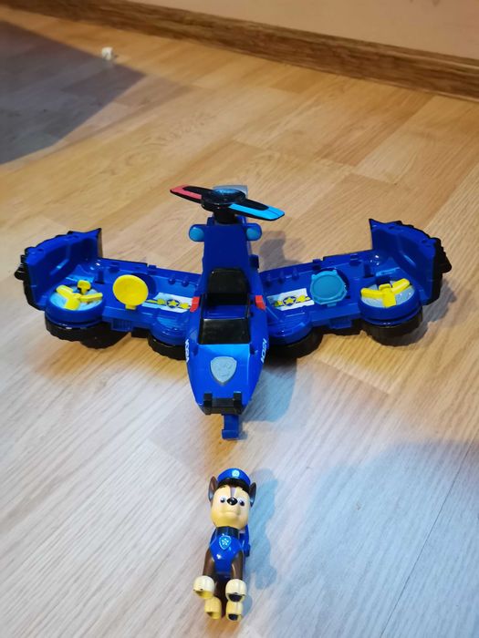 Cheis z Psiego patrolu z autkiem