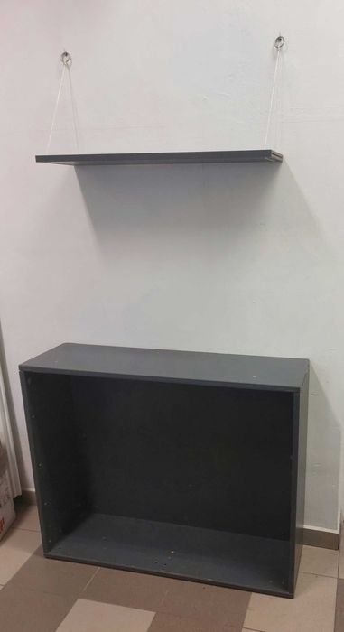 Stalowy regał z półką