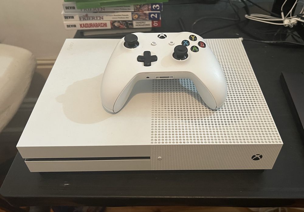 Xbox One S - Semi nova com Caixa