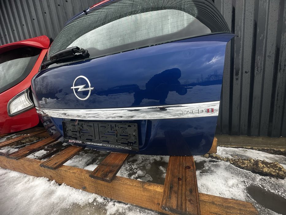 Ляда кляпа кришка багажника opel astra H опель астра замок трапеція
