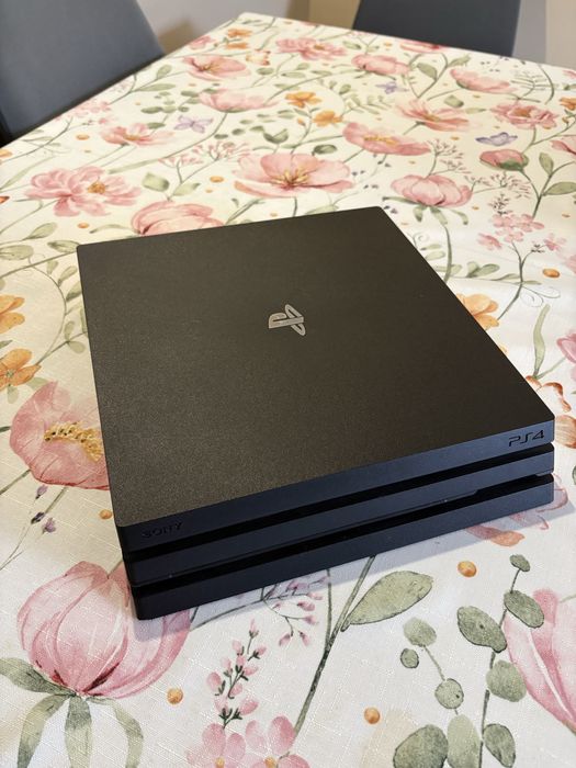 Ps4 Pro + 2 pady oraz kable