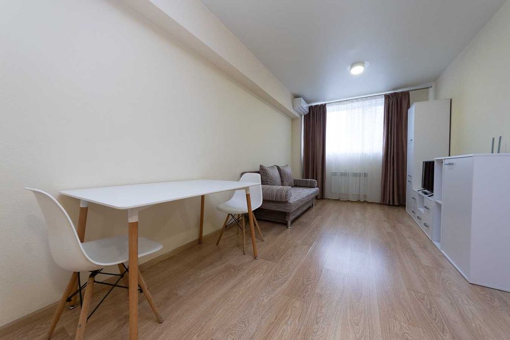 Подобово - простора і комфортна двокімнатна квартира біля метро.