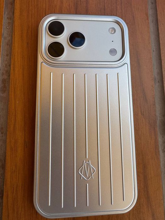 Rimowa  айфон 17 про макс iphone