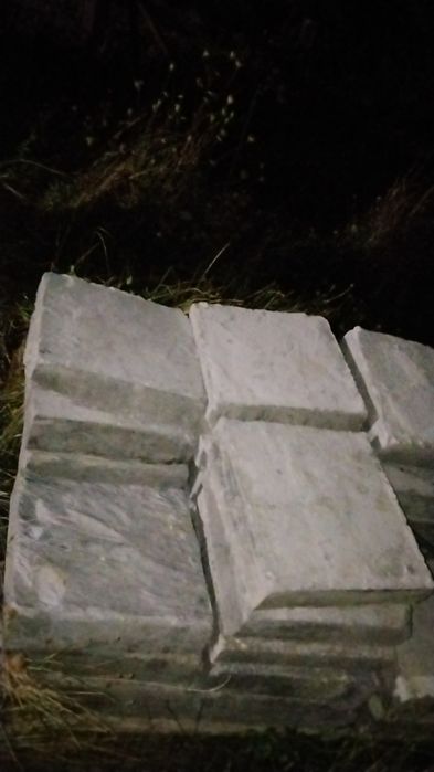 Płyty betonowe 40cm×40cm.