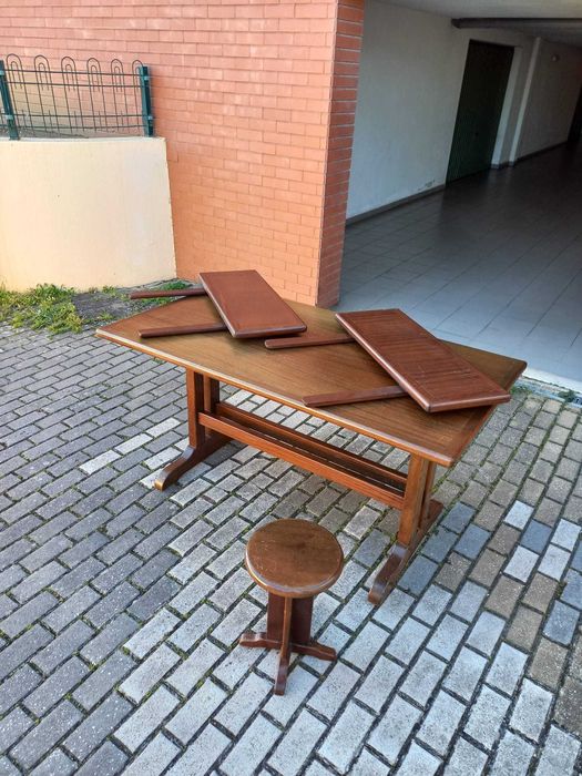 Mesa de Mogno (150 x 80 cm) com 2 extensões (30cm) e 6 bancos