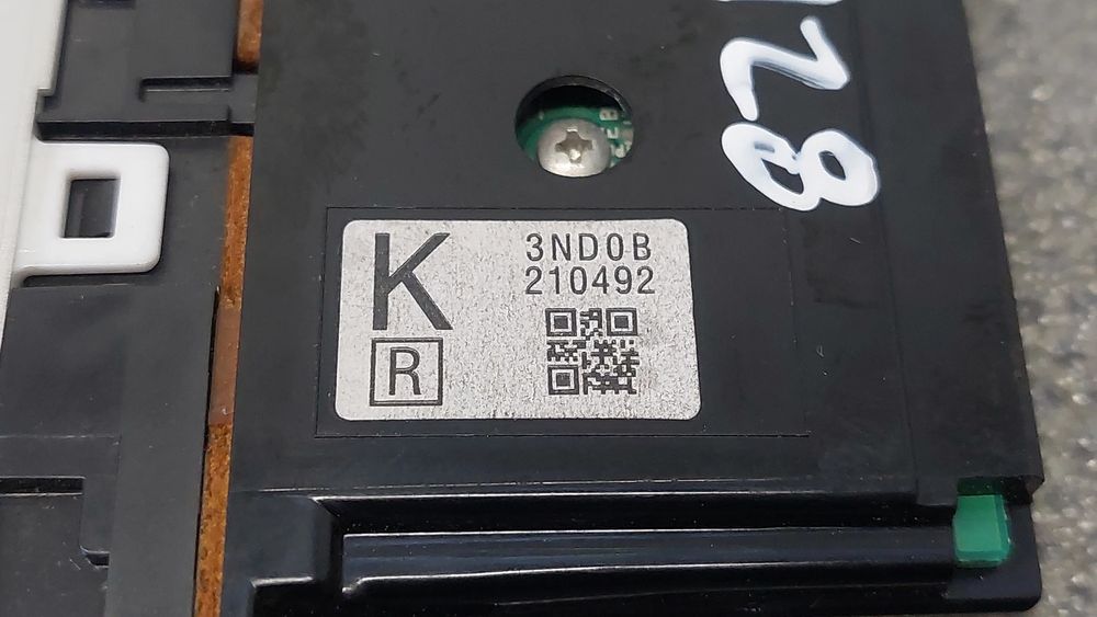 Comando / botão / interruptor multifunções NISSAN Leaf EV (ZE0)