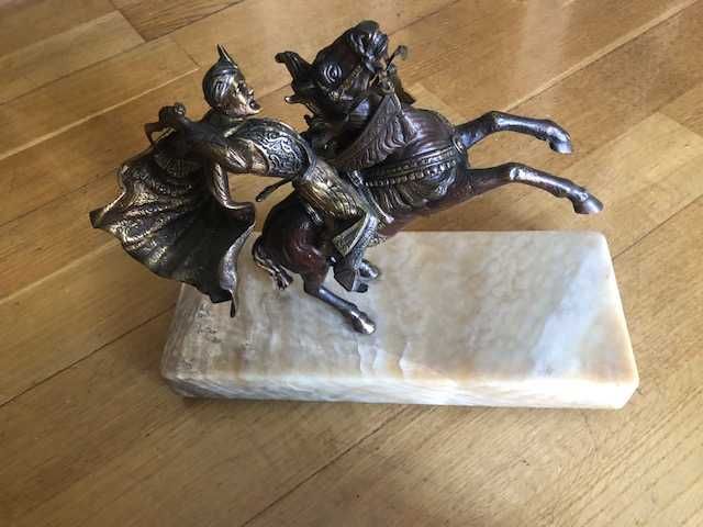 Magnifica escultura de cavaleiro, em bronze com base em mármore