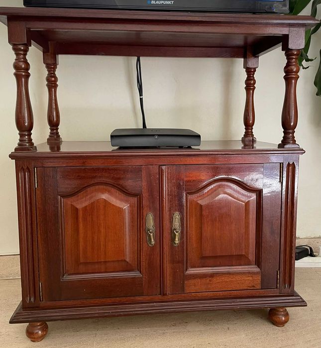 Mesa de televisão com arrumação (2 portas)