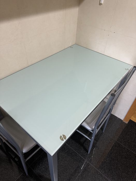 Mesa e cadeiras