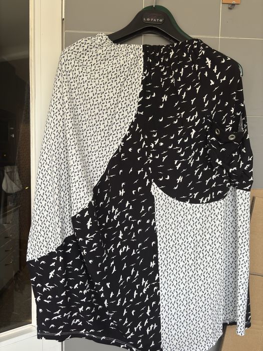 Saia rodada, multitecido e vários tons de cinza, branco e preto.