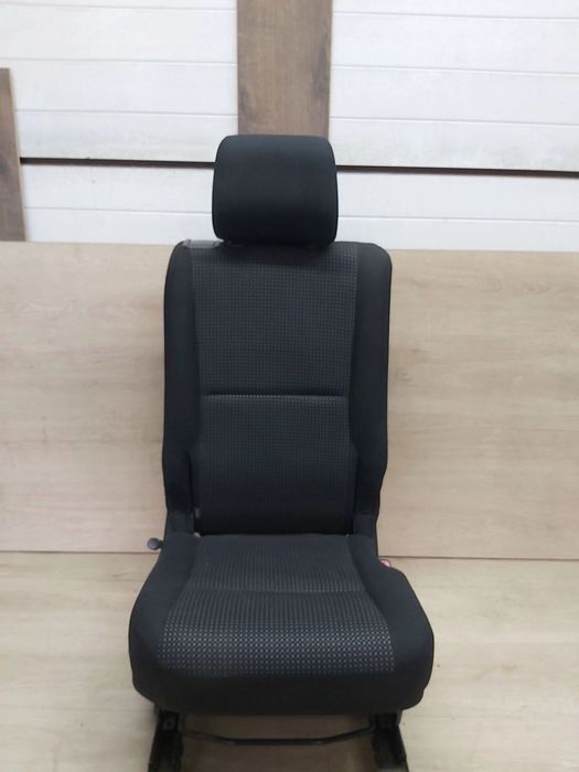 Toyota Corolla Verso II 04-08r fotel prawy tył tylny 2 II rząd Rączka