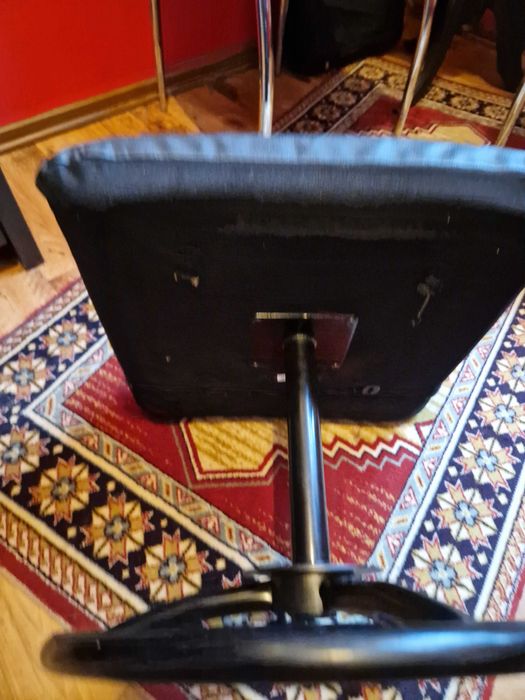 Pufa skórzana na metalowej nodze