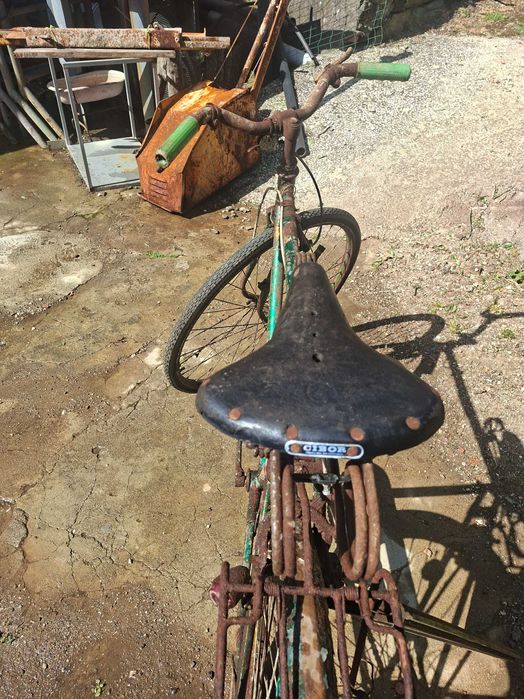 Bicicleta muito antiga para restaurar