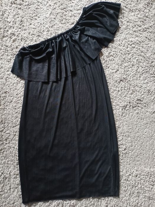 Sukienka na jedno ramię Reserved S