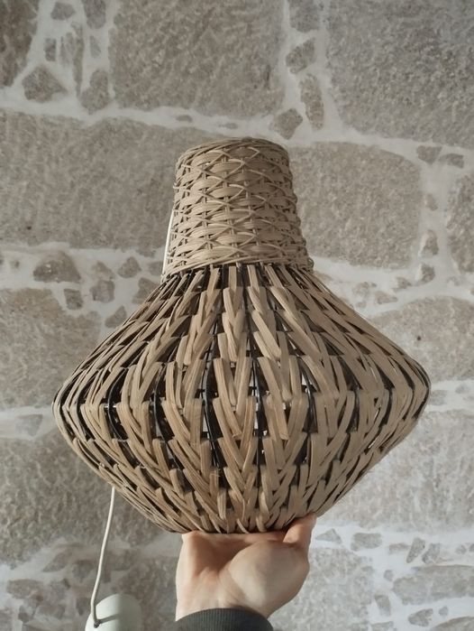 Candeeiro de tecto loja Area Store em palhinha vime