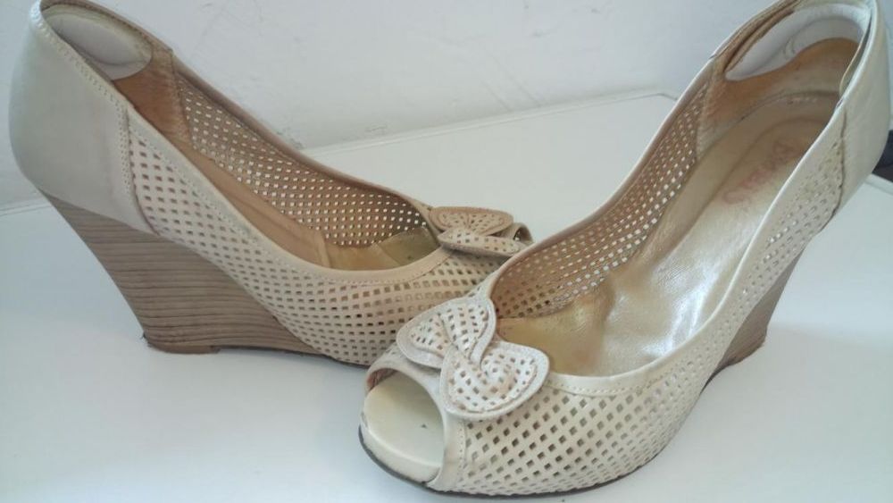 Beżowe koturny ze skory