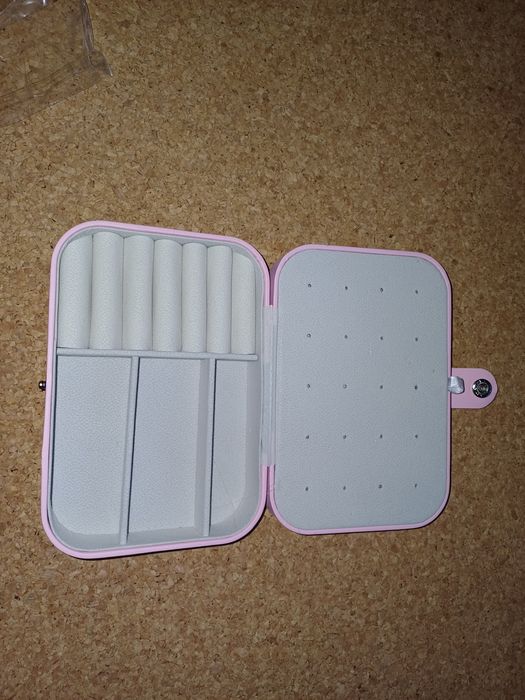 Guarda joias com muita arrumação