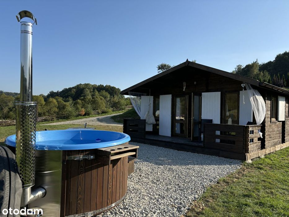 Domek z jacuzzi, kominkiem na terenie ogrodzonej osady w Bieszczadach