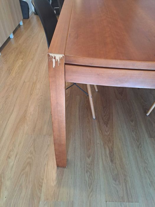 Mesa de sala de refeição, em cerejeira