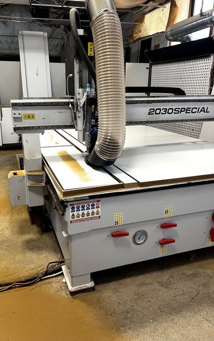 Frezowanie CNC, lakierowane fronty meblowe, dekoracje, panele ozdobne.