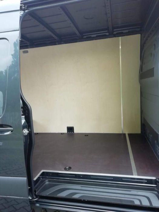 Zabudowa wnętrza paki w aucie dostawczym Mercedes Sprinter L3H2