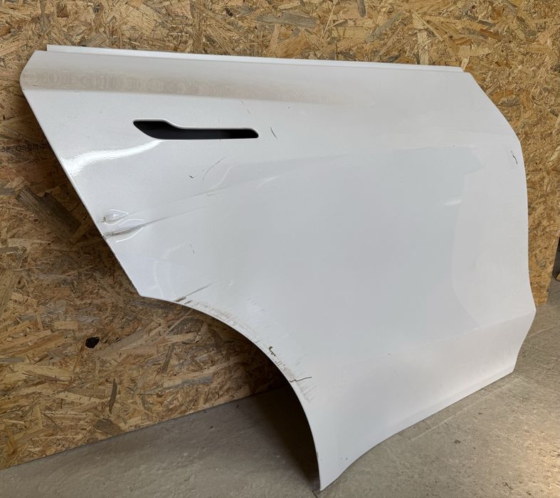 Tesla Model Y двері праві