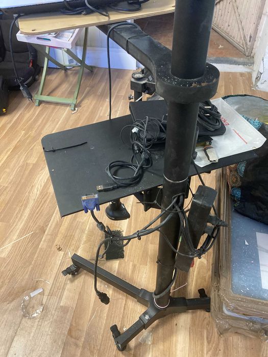 Suporte de Chão para Computador e Monitor