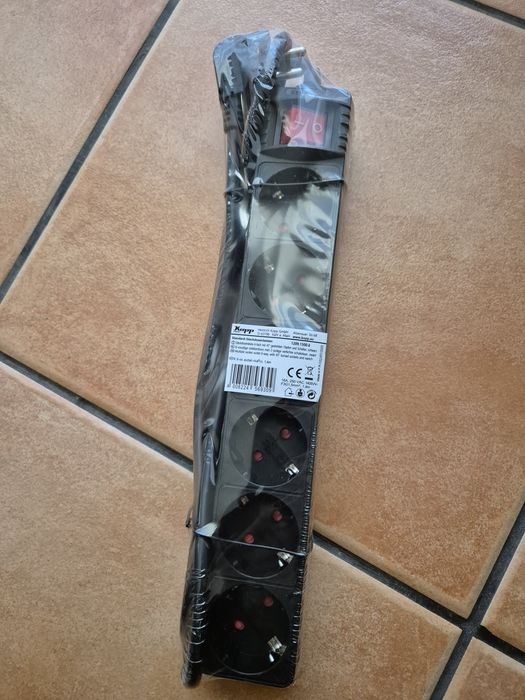 Tomada com 6 entradas e interruptor