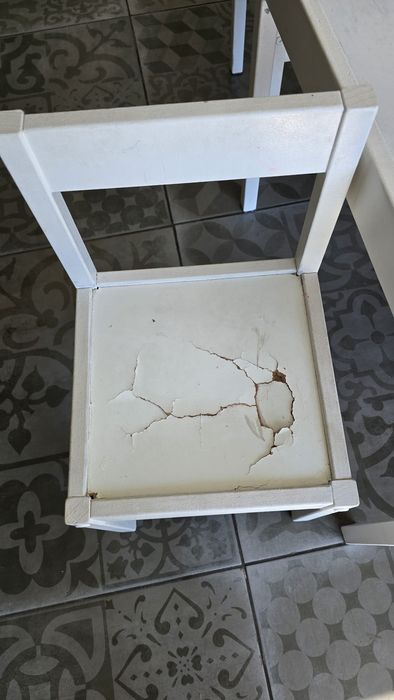Mesa de criança com 2 cadeiras