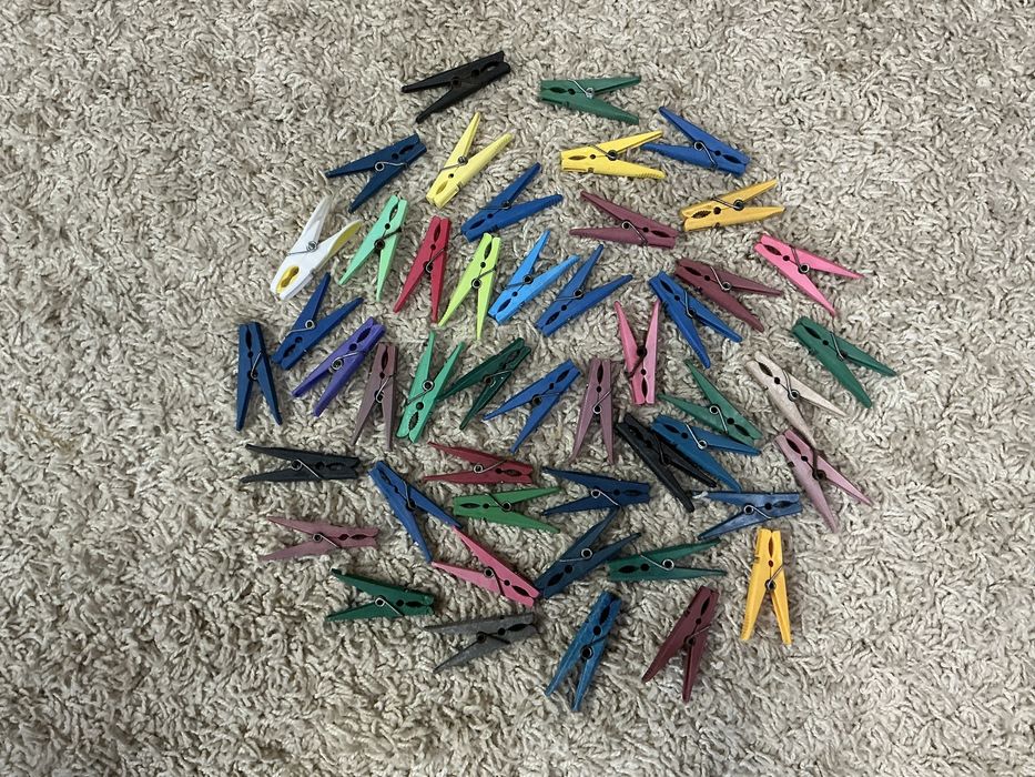 Прищепки цветные.