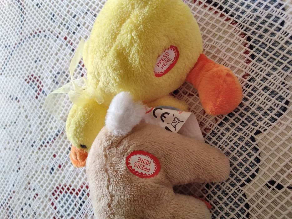 Brinquedos: 2 peluches pato e coelho interativo.