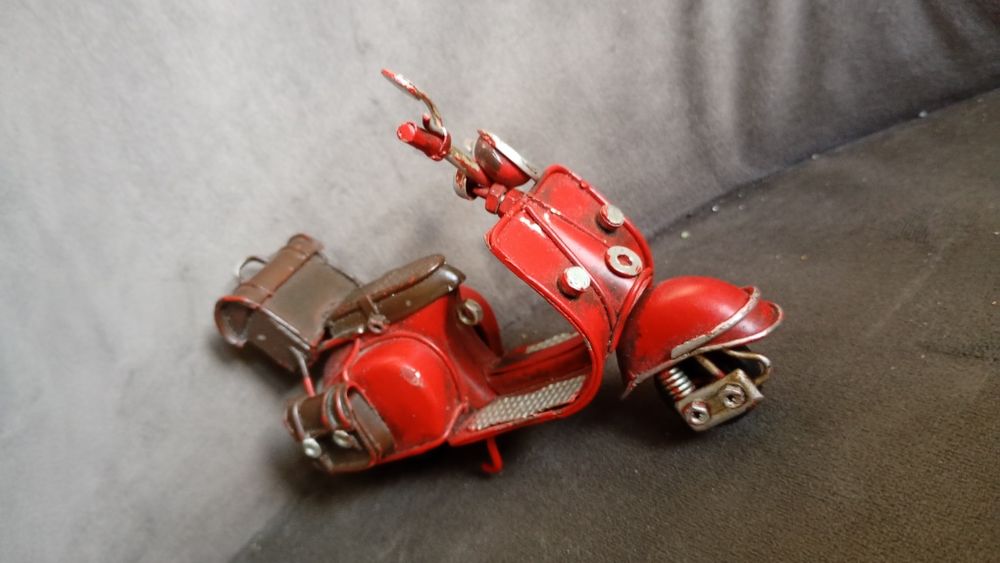 Skuter metalowy ozdoba na półkę