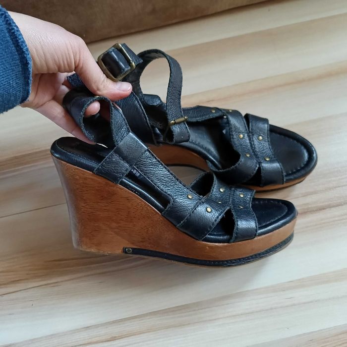 Sandały skórzane na koturnie Steve Madden