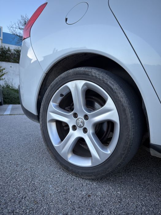 Peugeot 3008 – Automático | Híbrido Diesel | Muito Económico