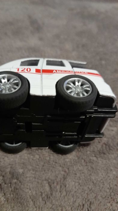 zabawka małe autko ambulance białe