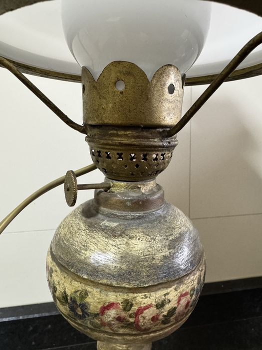 Candeeiro vintage estilo petróleo metálico pintado e globo em vidro