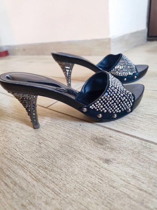 Жіночі шльопанці на каблуку