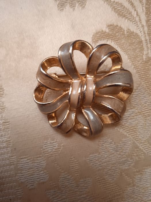 Продам брошь,Чехия,эмаль