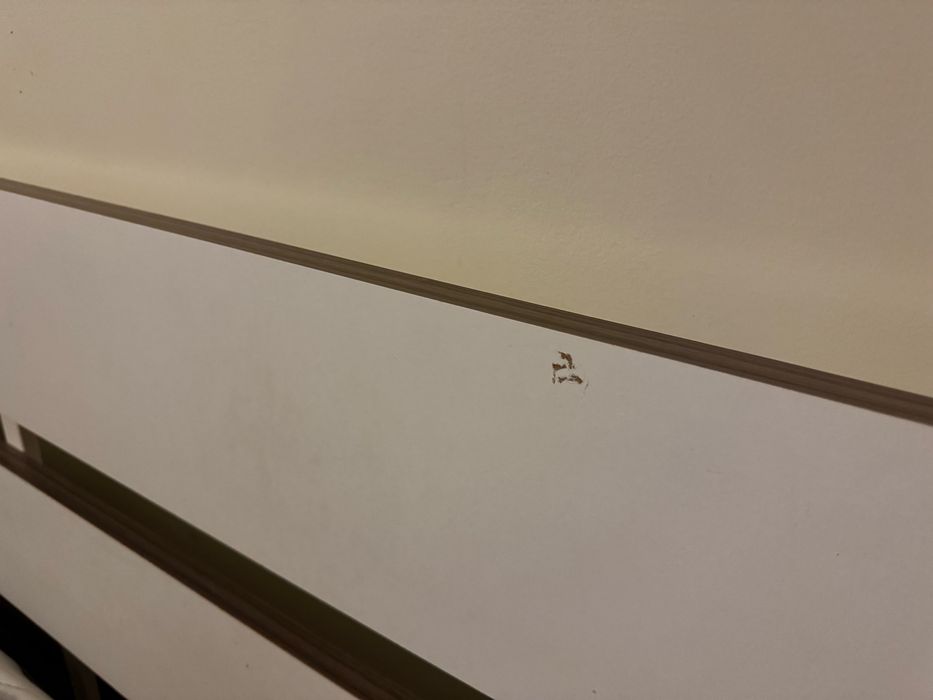 Cama de casal + 1x mesa de cabeceira Conforama + Colchão Novilla