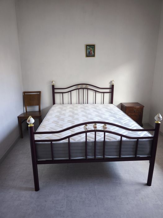 Recheio de casa para vender. Os colchões das camas são novos , e o sofá castanho é sofá cama também nunca usado. Os electrodomésticos funcionam.