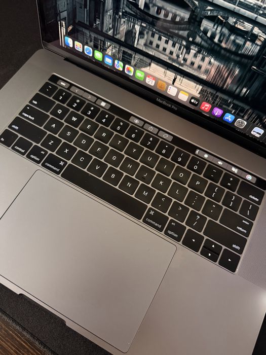 Macbook Pro 15 - Touchbar451242563271413761