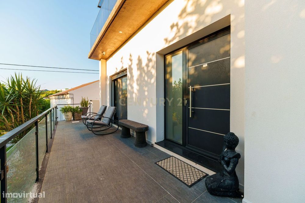 Moradia T3 com Vista Mar e Acabamentos de Excelência na Lagoa