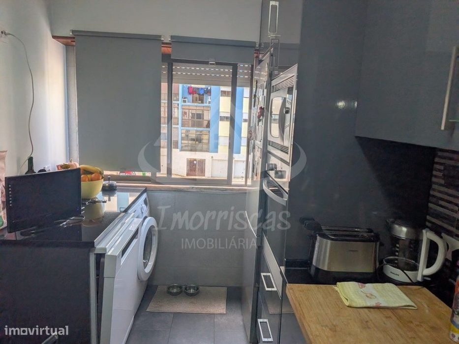 Apartamento T2 luminoso com varanda em Odivelas
