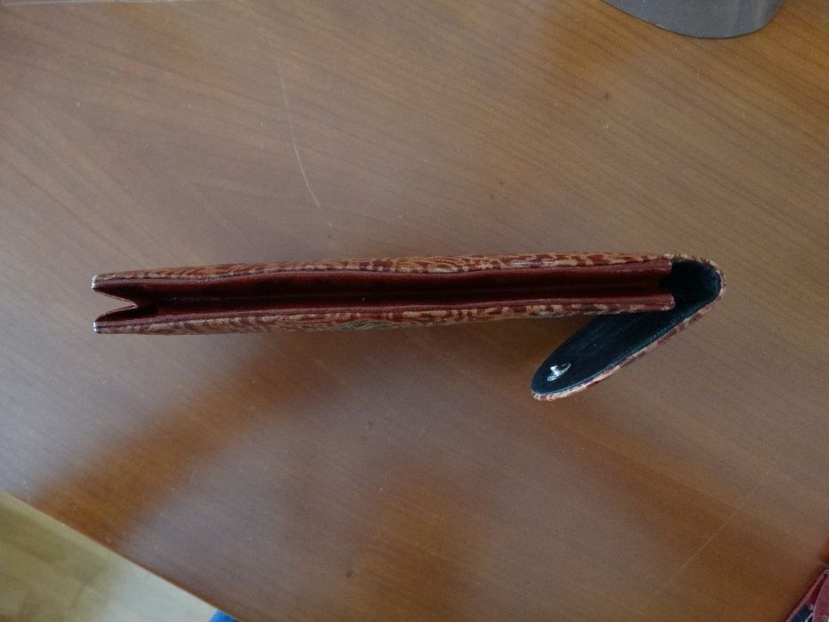 3 carteiras e um estojo de cabedal