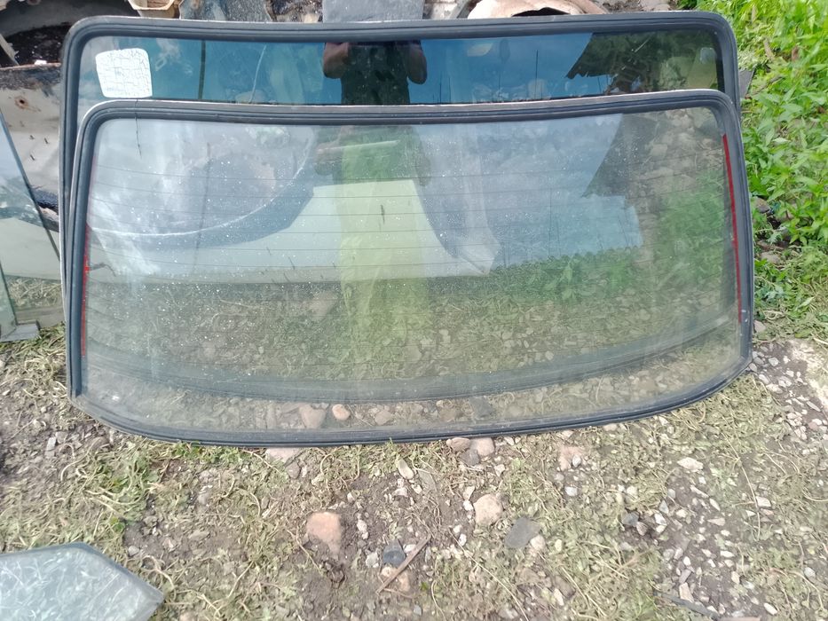 Продам переднє і заднє лобове скло